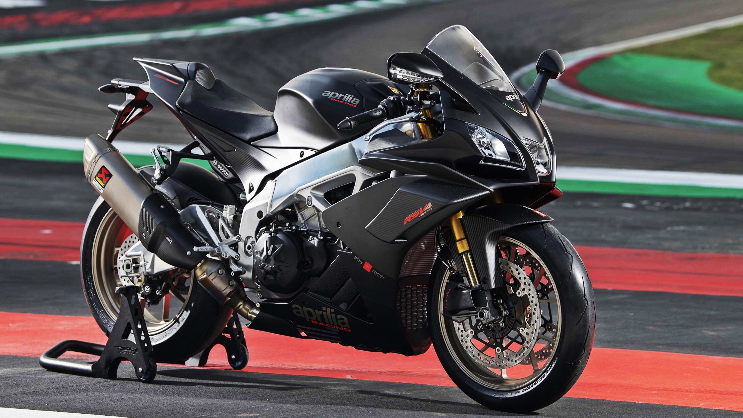 “幕后策略：车队的智谋决胜”