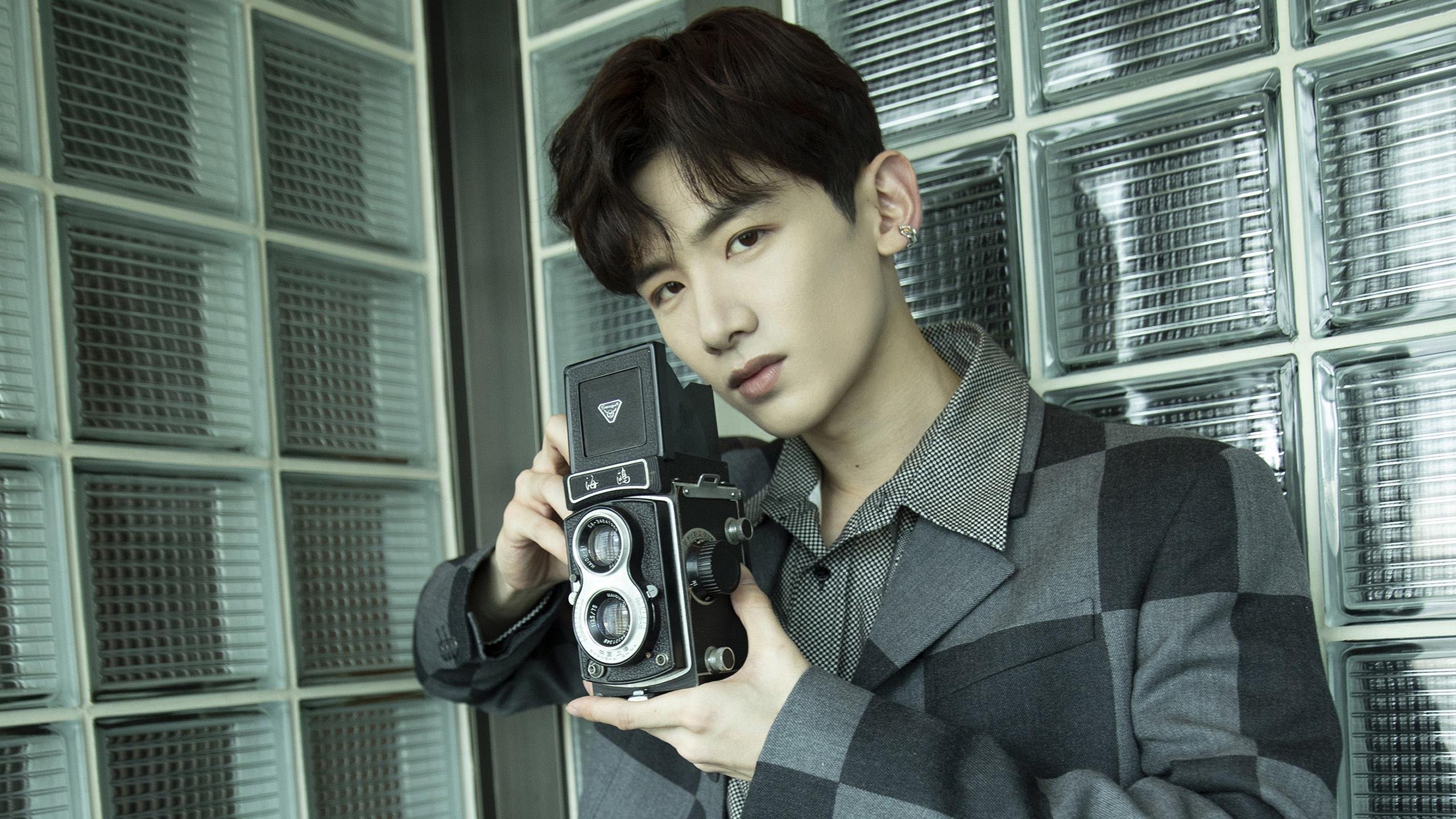 “泥泞冲刺：雨后赛道上的疯狂追逐”，雨后泥泞的路