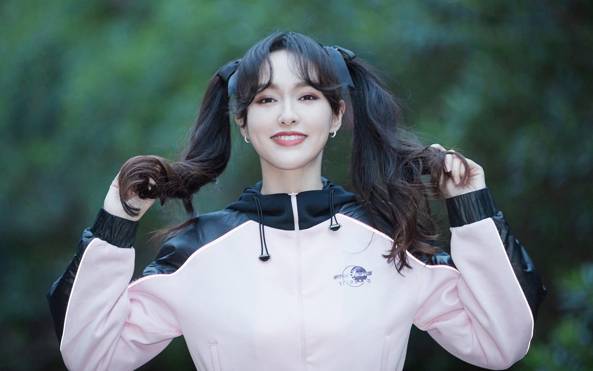 在季后赛关键战中，库里连续三场“疯狂三分”，帮助勇士一路高歌！