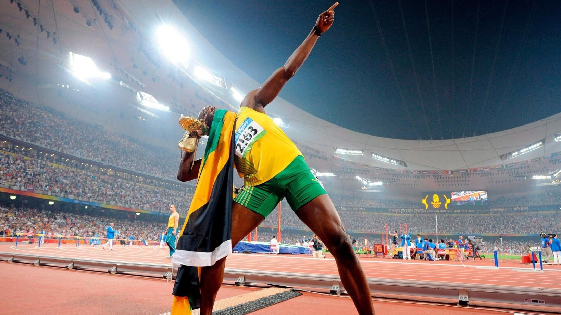 九游娱乐(jiuyou)官网-“跃山飞跃：悬崖与荒原的极速震撼”，飞跃山丘